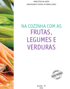na cozinha com frutas legumes e verduras