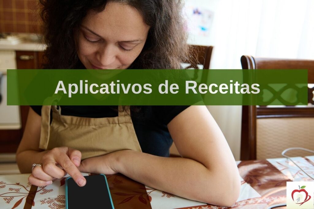 Melhores app de receitas - imagem de uma mulher mexendo no celular